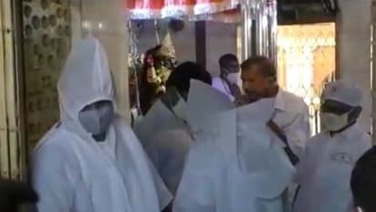 পিপিই কিট পরে দক্ষিণেশ্বর মন্দিরে পুরোহিত, শুধু মিষ্টি নিয়েই মাকে পুজো