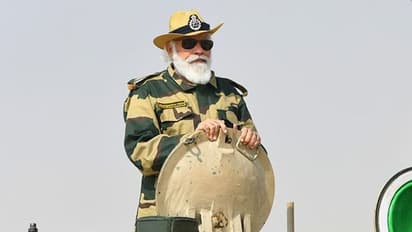 ফের পোশাক বিতর্কে নরেন্দ্র মোদী, 'ছদ্মবেশী' প্রধানমন্ত্রীর সামরিক সাজ নিয়ে প্রশ্ন তুলল কংগ্রেস