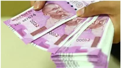 വീടിന്റെ മേൽക്കൂരയിൽ അജ്ഞാതമായ രണ്ട് ബാഗുകൾ; തുറന്ന് നോക്കിയപ്പോൾ കണ്ടത് നിറയെ നോട്ടുകെട്ടുകൾ