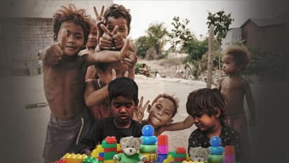 দীপাবলিতে ৩০০ পথশিশুকে পেট ভর্তি খাবার-খেলনা উপহার, উদ্য়োগে 'শিয়ালদা মেন বেঞ্চ'