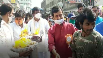 কালীপুজোয় বিজেপির জনসংযোগ, হাওড়ায় পথচলতি মানুষদের আলু বিতরণ