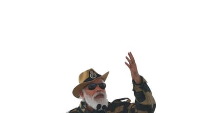 কখনও শহিদ বেদীতে, কখনও তিনি ট্যাঙ্কে - সেনাদের সঙ্গে দীপাবলির দিনটা কীভাবে কাটল মোদীর, দেখুন