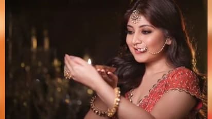 রাস্তায় নয় ঘরের মধ্যে উদ্দাম নাচ, সন্দীপ্তার 'HOT' মুভসে দীপিকাকে মনে পড়ছে নেটিজেনদের