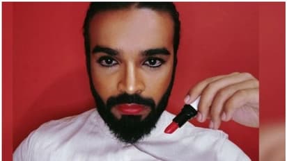 ചുവന്ന ലിപ്സ്റ്റിക് അണിഞ്ഞതിന് അമ്മയെ ചിലർ അപമാനിച്ചു; ചുട്ടമറുപടിയുമായി മകൻ