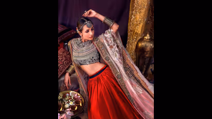 কাছে টেনে চুম্বন থেকে 'লেসবিয়ান' তকমা, করিনার সঙ্গে কেন এমন করেন মালাইকা, রয়েছে বিশেষ কারণ