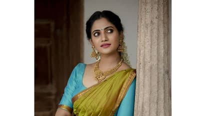 இடையை இறுக்கிப் பிடித்திருக்கும் ஒட்டியாணம்... பளபளக்கும்  பாவாடை தாவணியில் பவ்யமாய் போஸ் கொடுத்த லாஸ்லியா!