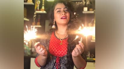 ট্রেন্ডি সাজে চমকে দিন সবাইকে, রইল কালীপুজোর রাতে ফ্যাশন টিপস