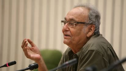 সেলুলয়েডে নয়, রেডিওতে ঘোষক হিসেবেই জীবন শুরু করেছিলেন সৌমিত্র চট্টোপাধ্যায়