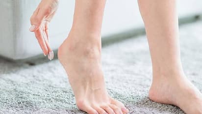 വിണ്ടുകീറിയ പാദങ്ങളാണോ? കിടിലനൊരു പ്രതിവിധി ഇതാ...