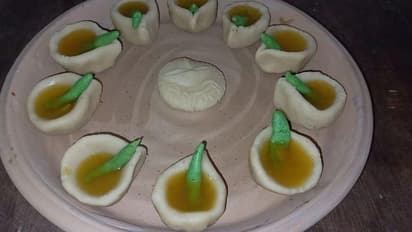 দীপাবলীতে 'শুভেচ্ছা সন্দেশ', উৎসবের মরশুমে মিষ্টির দোকানে ভিড় বাড়ছে ক্রেতাদের