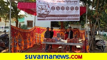 'ಕಾರಣವಿಲ್ಲದೆ ಪರೀಕ್ಷೆ ಮುಂದಕ್ಕೆ ಹಾಕುವ ಸರ್ಕಾರ, ಸಿಹಿತಿಂಡಿ ಅಂಗಡಿ ಇಟ್ಟ ಯುವಕರು'