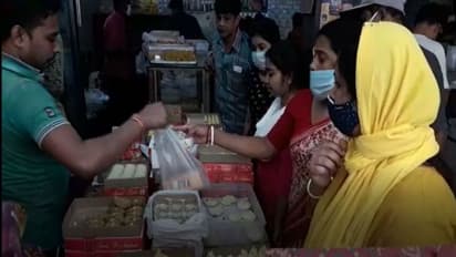 আজ ভাইফোঁটা, সকাল থেকেই জেলার মিষ্টির দোকানগুলিতে ভিড় ক্রেতাদের