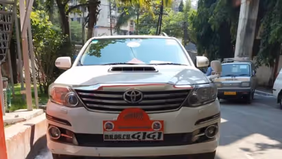 നമ്പര്‍ പ്ലേറ്റില്‍ തരികിട, ഡെപ്യൂട്ടി മേയറെ കയ്യോടെ പൊക്കി പൊലീസ്!