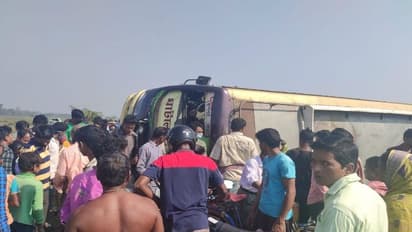 কানে মোবাইল দিয়ে বাস চালকের বেপরোয়া গতি, পশ্চিম মেদিনীপুরে বাস উল্টে মর্মান্তিক দুর্ঘটনা