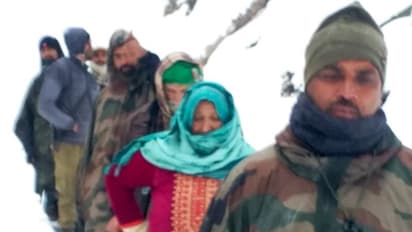 নিশ্চিত মৃত্যুর হাত থেকে ১০ জনকে উদ্ধার করল সেনা, জম্মু-কাশ্মীরে জারি তুষারধসের সতর্কতা
