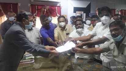 அருந்ததிராயின் புத்தகத்தை மீண்டும் அதே பாடத்திட்டத்தில் சேர்க்கவேண்டும்: திமுக உள்ளிட்ட கட்சிகள் சார்பில் மனு.