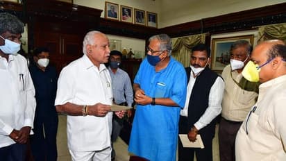 ಸಿಎಂಗೆ ಪತ್ರಿಕೆ ನೀಡಿ ಆಹ್ವಾನಿಸಿದ ಸಚಿವ ಸುರೇಶ್ ಕುಮಾರ್