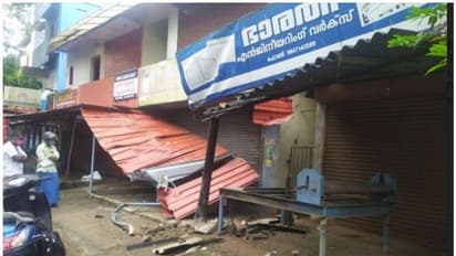 നിയന്ത്രണം വിട്ട കാര് കടകളുടെ മേല്ക്കൂര ഇടിച്ചു തകര്ത്തു