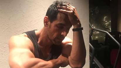 ചിരിപ്പടമെന്ന് ജോണിന്റെ അടിക്കുറിപ്പ്; ചിരിയൊന്നും കാണുന്നില്ലല്ലോ എന്നാരാധകര്...