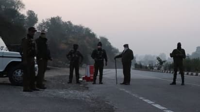 জম্মুর টোলপ্লাজায় ভোররাতে জঙ্গি-পুলিশ সংঘর্ষে নিহত ৪, দেখুন সেই ভিডিও