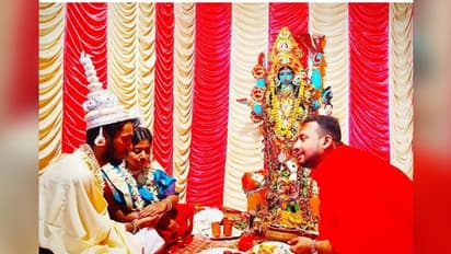কালীপুজোর মন্ডপেই হই হই করে বিয়ে,  মায়ের আর্শীবাদ নিয়ে তারপরেই হল ভাসান