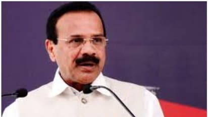 వ్యాక్సిన్ ఇవ్వకుంటే.. మేం ఉరేసుకోవాలా: సదానందగౌడ సంచలన వ్యాఖ్యలు