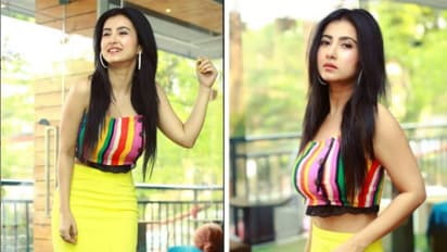 হল্টার নেক বিকিনিতে সুপারহট মনামী, চোখের জাঁদুতে নেশা ধরালেন টলি কন্যা