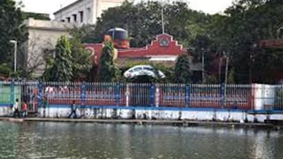 Chhath devotees protest outside Rabindra Sarobar lake