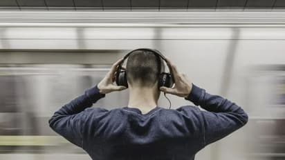 কথায় কথায় মন খারাপ, দুশ্চিন্তা-অবসাদে ঢুবে আছেন, মনের যত্নে এবার মিউজিক থেরাপি