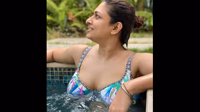 40 வயதை கடந்தும் இப்படியா..? நீச்சல் குளத்தில் தண்ணீர் சொட்ட சொட்ட உச்ச கவர்ச்சியில் நடிகை மாளவிகா..!