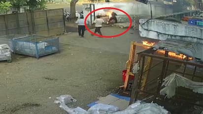 దూరంగా వెళ్లి మూత్రం పోయాలన్నందుకు కత్తితో పొడిచి.. దారుణ హత్య.. !