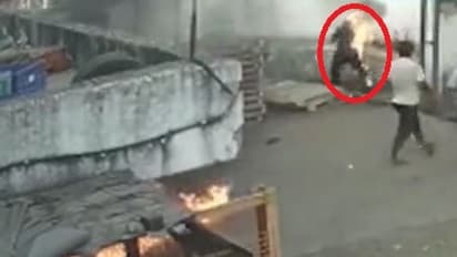 ऑटो रिक्शा चालक ने किया कार पर पेशाब,सिक्योरिटी गार्ड ने रोका तो उसी पर पेट्रोल छिड़कर लगा दिया आग, फिर..