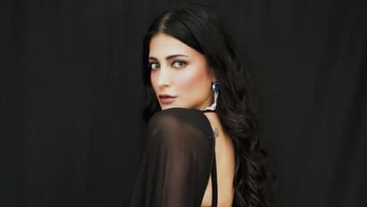 உடலோடு ஒட்டி உறவாடும் குட்டை உடையில்.... ஓவர் தாராளம் காட்டிய ஸ்ருதி ஹாசன்...!