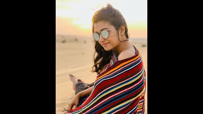 ‘அங்கு என்ன தெரிகிறது?... இஞ்சி இடுப்பை எடுப்பாக காட்டி கேப்ஷனில் சூடேற்றிய பிரியா பவானி!