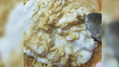 വീണ്ടും വിചിത്രമായ ഫുഡ്  'കോമ്പിനേഷന്‍'; ക്രൂരതയെന്ന് സോഷ്യല്‍ മീഡിയ