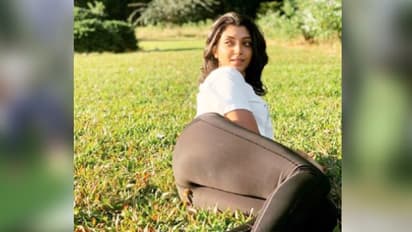 'নিতম্বিনী দেবলীনা', অদ্ভুত পোজে ছবি তুলতেই অশ্লীলতার শিকার অভিনেত্রী