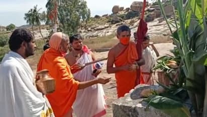 ಅಂಜನಾದ್ರಿ ಬೆಟ್ಟ: 705 ಅಡಿ ಎತ್ತರದ ಆಂಜನೇಯ ಮೂರ್ತಿ ಶಿಲೆಗೆ ಪೇಜಾ​ವರ ಶ್ರೀ ಪೂಜೆ