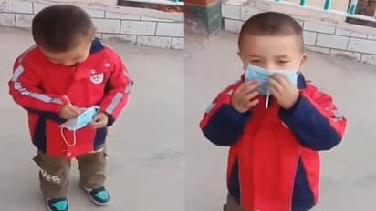 మాస్క్ పెట్టుకొని కూడా తినొచ్చు.. ఈ బుడ్డోడి తెలివి చూశారా..?