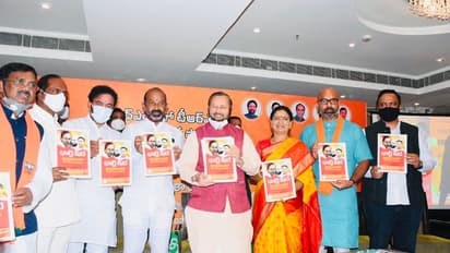 టీఆర్ఎస్ ప్రభుత్వం అవినీతిలో కూరుకుపోయింది: కేంద్ర మంత్రి జవదేకర్