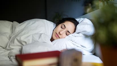 রাতে ঘুমের মধ্যে চিৎকার বা কেঁদে ফেলেন, সাবধান হোন কাটিয়ে উঠুন এই ব্যাধি