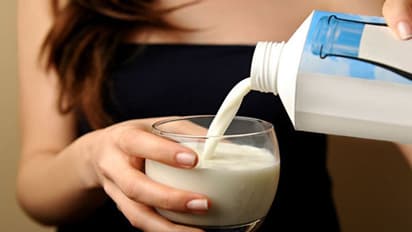 सुबह या रात, क्या है दूध पीने का सबसे सही समय? इन लोगों के लिए जहर बन जाता है दूध का गिलास