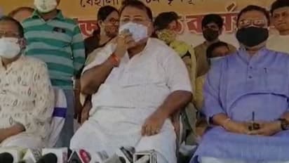 'রাজনৈতিক দলের নাম লেখান', তৃণমূলের কর্মসূচিতে যোগ দিয়ে রাজ্যপালকে কটাক্ষ পার্থের