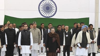 40 ವರ್ಷ ಕಾಂಗ್ರೆಸ್ನಲ್ಲಿ ರಾಜಕಾರಣ, CM ಮಮತಾ ಹೊಗಳಿ 4 ನಿಮಿಷದಲ್ಲಿ ಪಕ್ಷ ತೊರೆದ ನಾಯಕ!