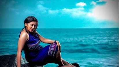 കടലിന്റെ നീലിമയിൽ ​ഗ്ലാമർ ഫോട്ടോ ഷൂട്ടുമായി 'ലിച്ചി'; എന്തൊരു ചെയ്ഞ്ച് എന്ന് ആരാധകർ