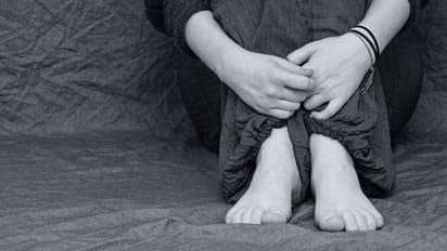 కూతురు శరీరంతో తండ్రి వ్యాపారం.. మృగంలా పోలీసు అధికారి..!