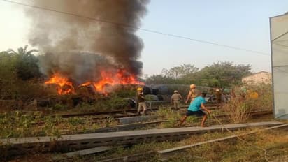 ಕಬ್ಬಿನ ಗದ್ದೆಗೆ ಹೊತ್ತಿಕೊಂಡ ಬೆಂಕಿ ಆರಿಸಿದ ಪೇದೆ: ವಿಡಿಯೋ ವೈರಲ್