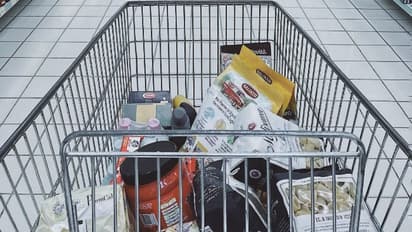 கடும் விலைவாசி உயர்வு: 2021ம் ஆண்டில் மளிகைப் பொருட்கள் செலவுக்கு பிரேக் போட்ட இந்தியர்கள்: ஆய்வில் தகவல்