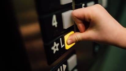 3 ದಿನಗಳ ಕಾಲ ಲಿಫ್ಟ್ನಲ್ಲಿ ಸಿಲುಕಿ ಮೃತಪಟ್ಟ ಮಹಿಳೆ: ಸಹಾಯಕ್ಕೆ ಕಿರುಚಿದ್ರೂ ನೆರವಿಗೆ ಬಾರದ ಜನ!