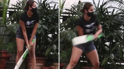 47 की मलाइका अरोड़ा ने बेटे के साथ खेला क्रिकेट, लगाए छक्के-चौके और की बॉलिंग भी, PHOTOS