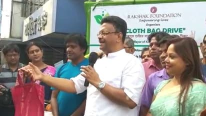 বাংলার জেলায়-জেলায় চলছে টিকাকরণ, আগাম ডোজ নিয়ে সাহস যোগাচ্ছেন ফিরহাদ